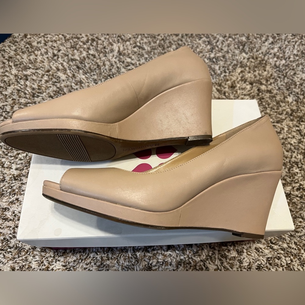 Beautiful Tan Taupe Wedge - Picture 2 of 6